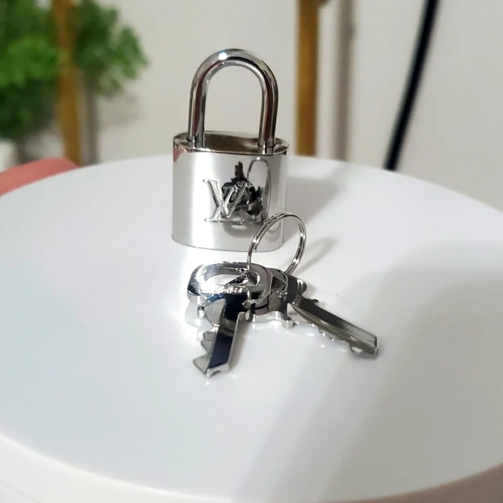 BN LOUIS VUITTON SILVER LOCK AND TWO KEYS - Picture 1 of 6